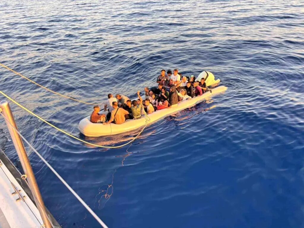 duzensiz gocmenler botla kurtarildi SSft6B2M