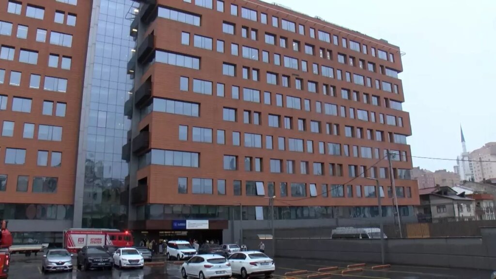 atasehirde universite laboratuvarinda yangin PiuW8U5Y