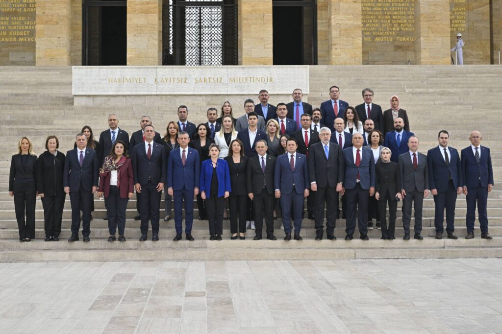 chp lideri ozel yeni pm ve ydk uyeleriyle anitkabiri ziyaret etti 19 mart sivil darbe tesebbusune karsi verdigimiz mucadeleyi kararlilikla surduruyoruz JEeyutQu