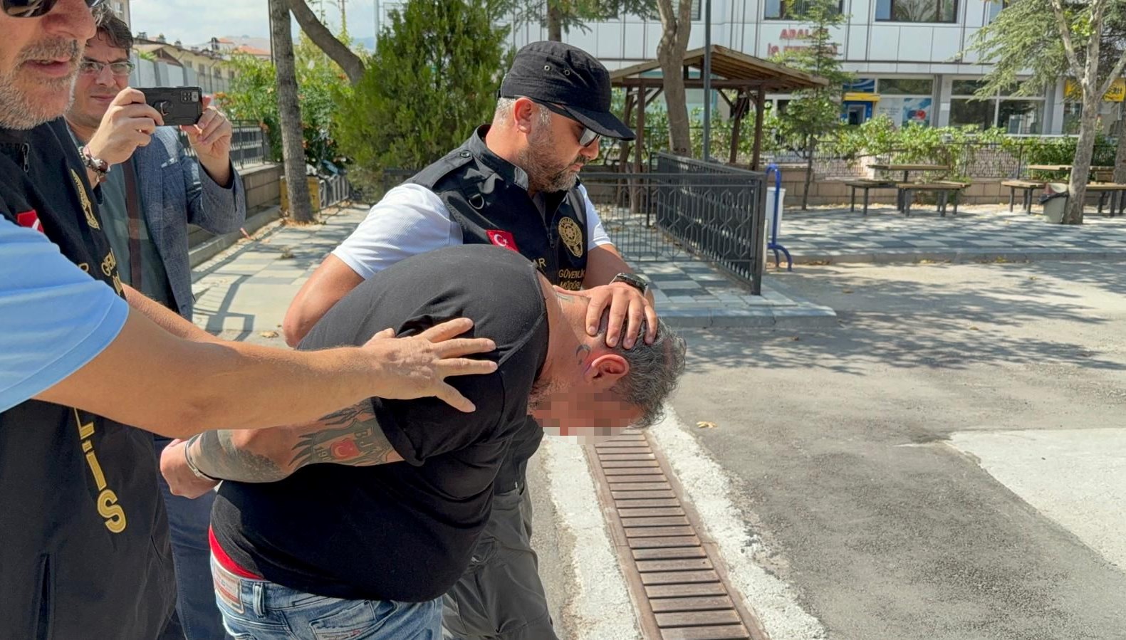 valiye hakarete gozalti ia5UFzME