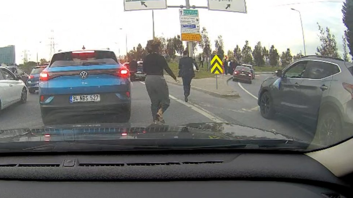istanbulda dugun konvoyu magandalari otoyolda teror estirdi tepki gosteren kisiyi darbettiler 8CwvDSKq.jpg