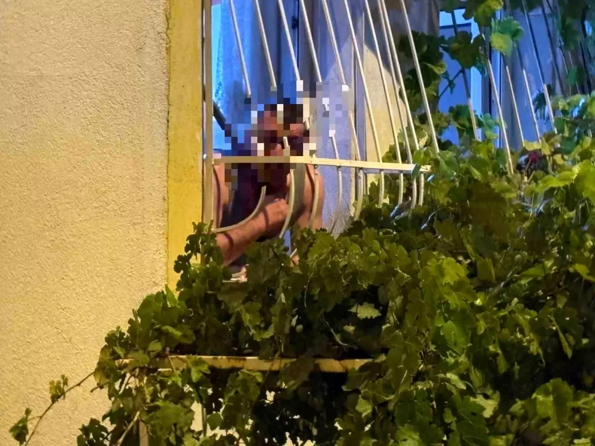 kayseride bunalimda olan sahis pencereden kendini kesmeye calisti xLGJlBje