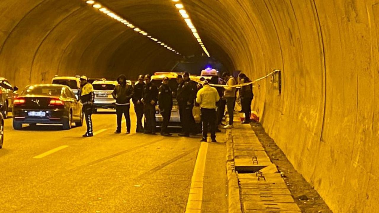 otomobilin icerisinde silahli kavga 1 olu 1 yarali zjPaA7fK