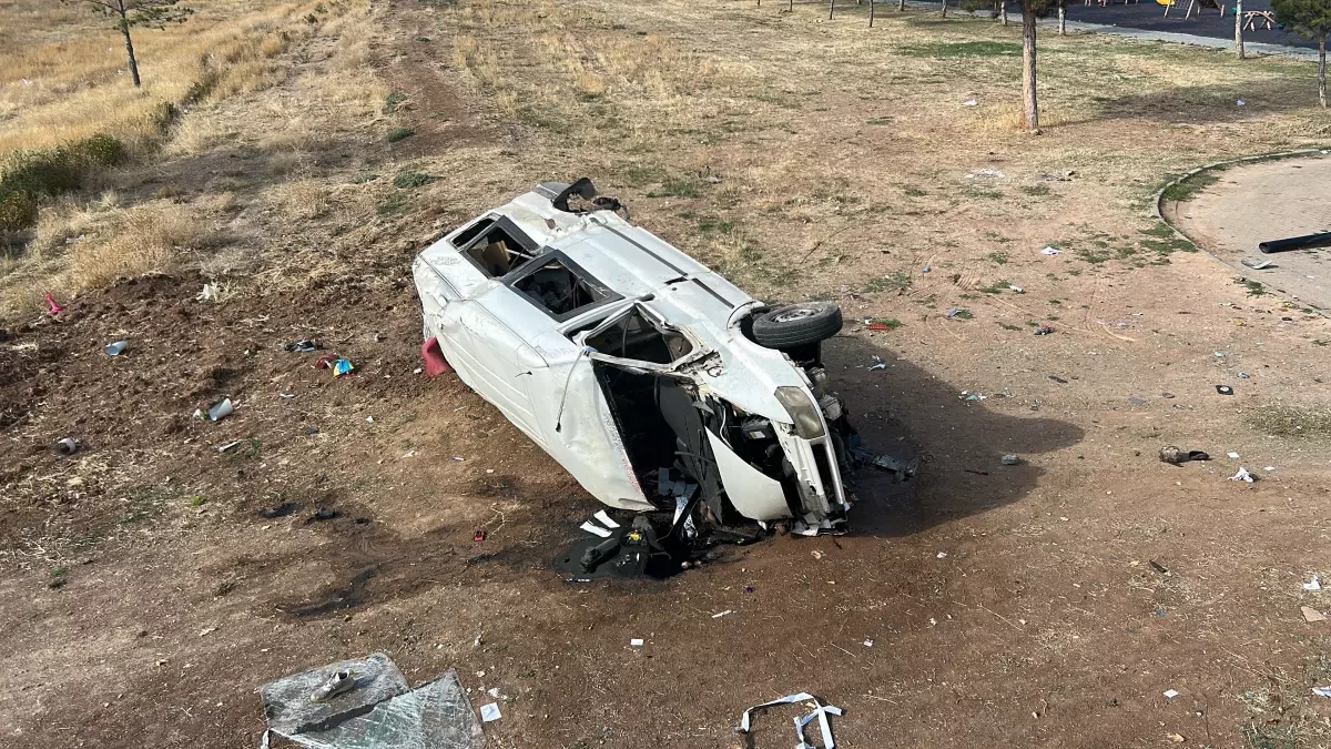 sivasta minibus kazasi 4 yarali bRWKNzCS.jpg