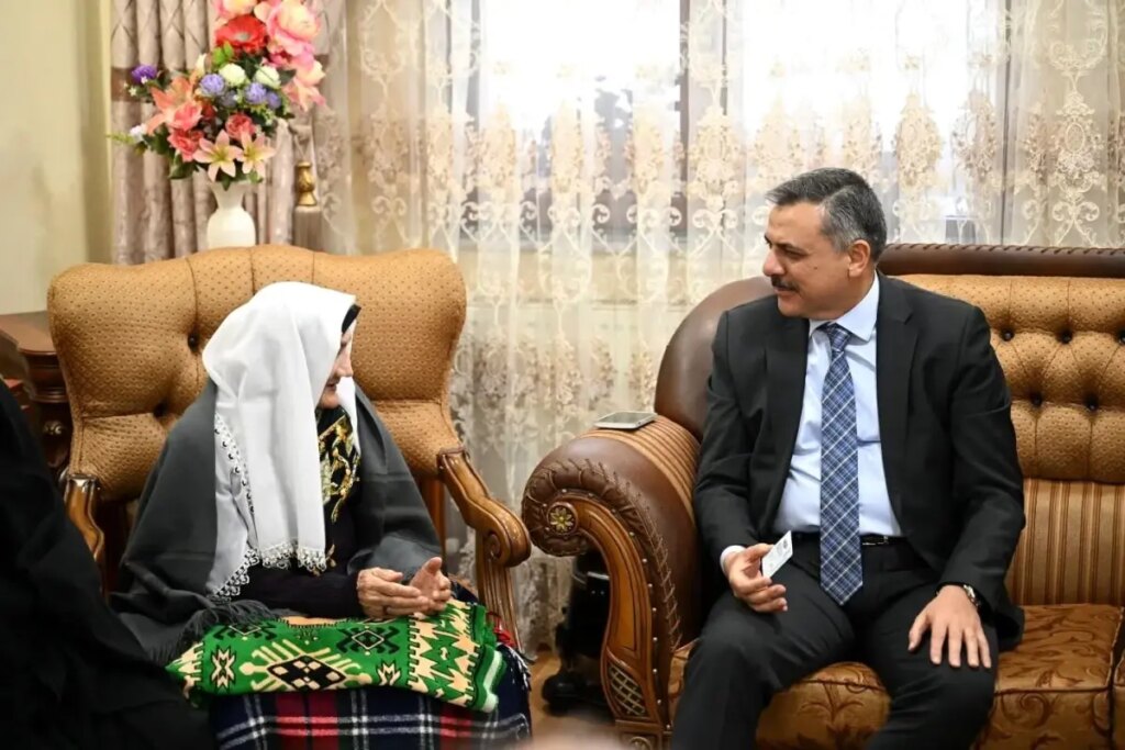 vali mustafa ciftci 95 yasindaki sahteret nineyi ziyaret etti nI3iIt23