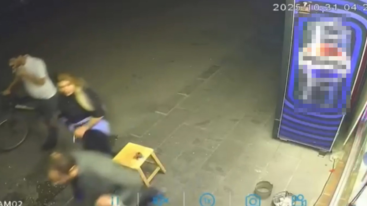 adanada bir sahis cekirdek citleyerek yururken telefon caldi DpLm6EOv.jpg