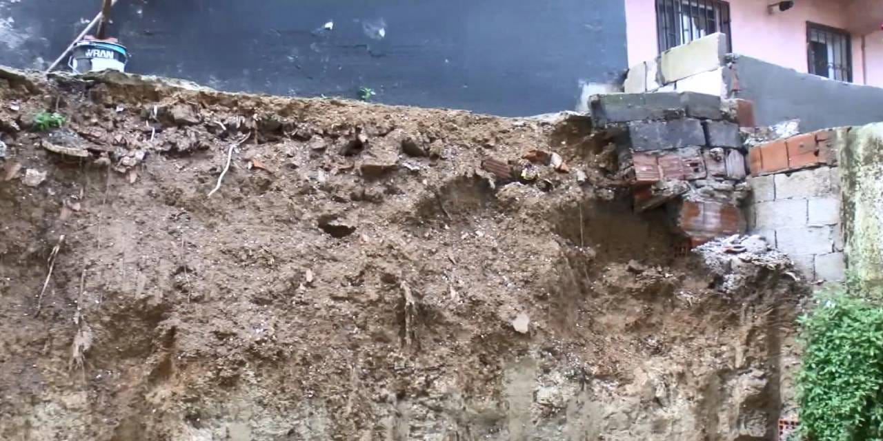 istinat duvari 4 katli binanin uzerine devrildi 2 bina tahliye edildi KORnJFIj.jpg