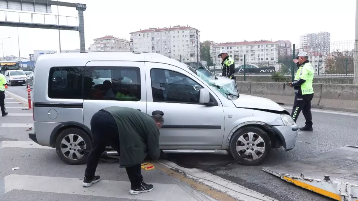 kadikoyde uc aracla kaza traffic yogunlugu vNqdkJsm.jpg