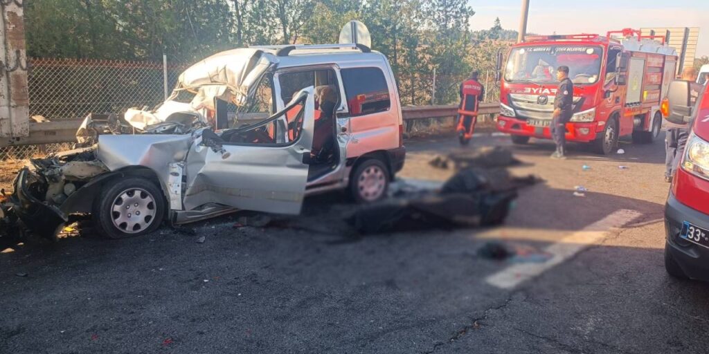 Otoyolda can pazarı! Kamyona arkadan çarpan araçtaki 3 kişi hayatını kaybetti