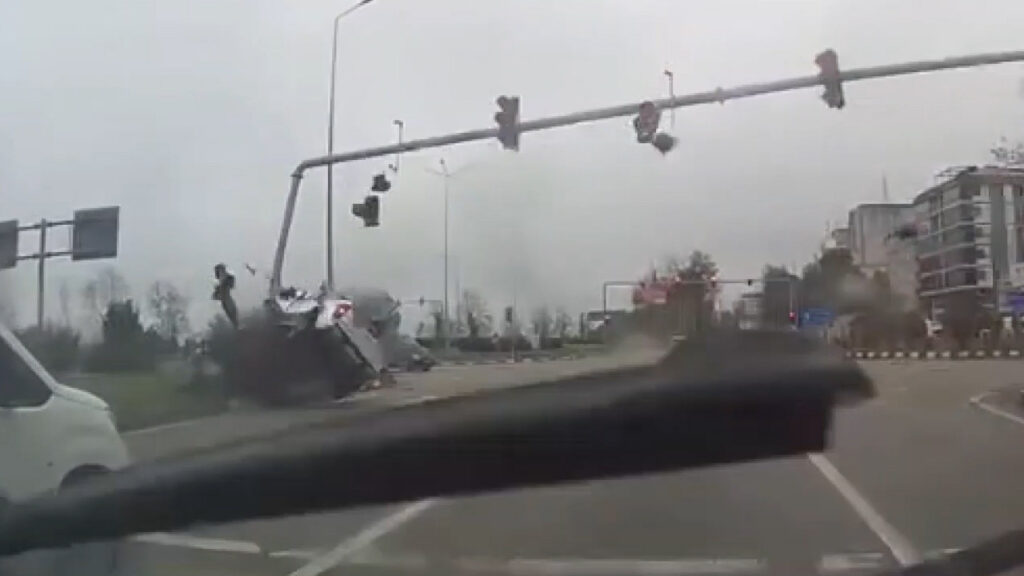 giresunda-feci-kaza-o-anlar-kamerada-AzCOgLYt