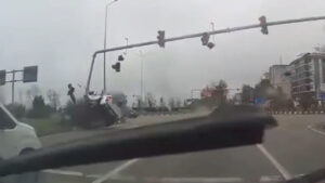 giresunda-feci-kaza-o-anlar-kamerada-AzCOgLYt