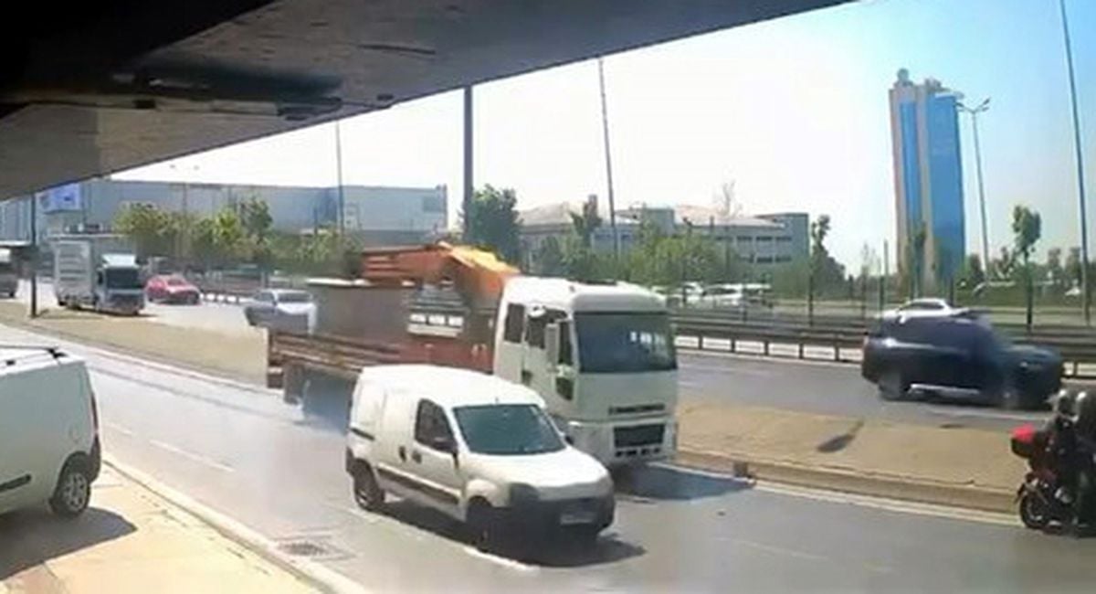avcilarda-sol-seritte-bekleyen-motosiklete-tir-carpti-2-yarali-BqxZBcEX