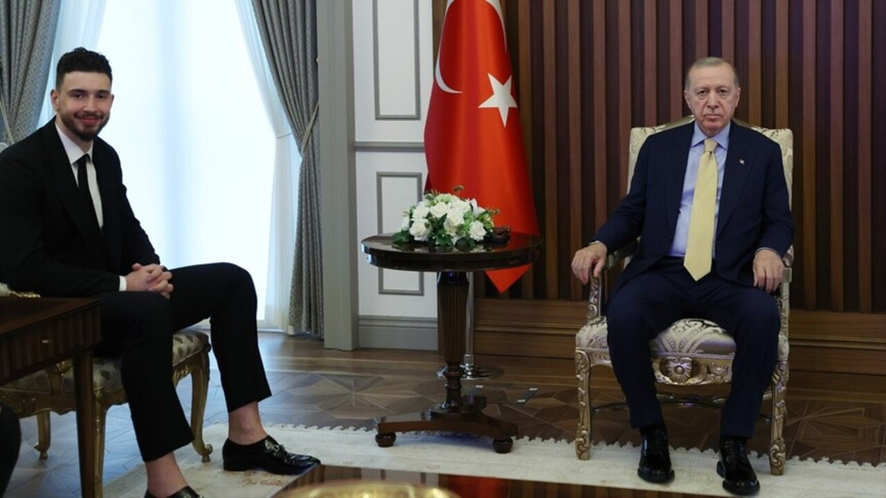 cumhurbaskani-erdogan-milli-basketbolcu-alperen-sengunu-kabul-etti-7Xq5YKq9