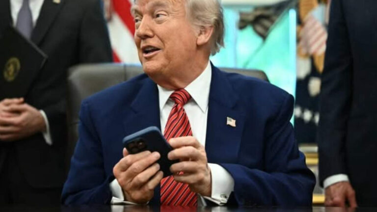 tarihi-acikladi-telefona-yuzde-40-zam-bekleniyor-trumpin-israri-vuracak-E4nagpnE