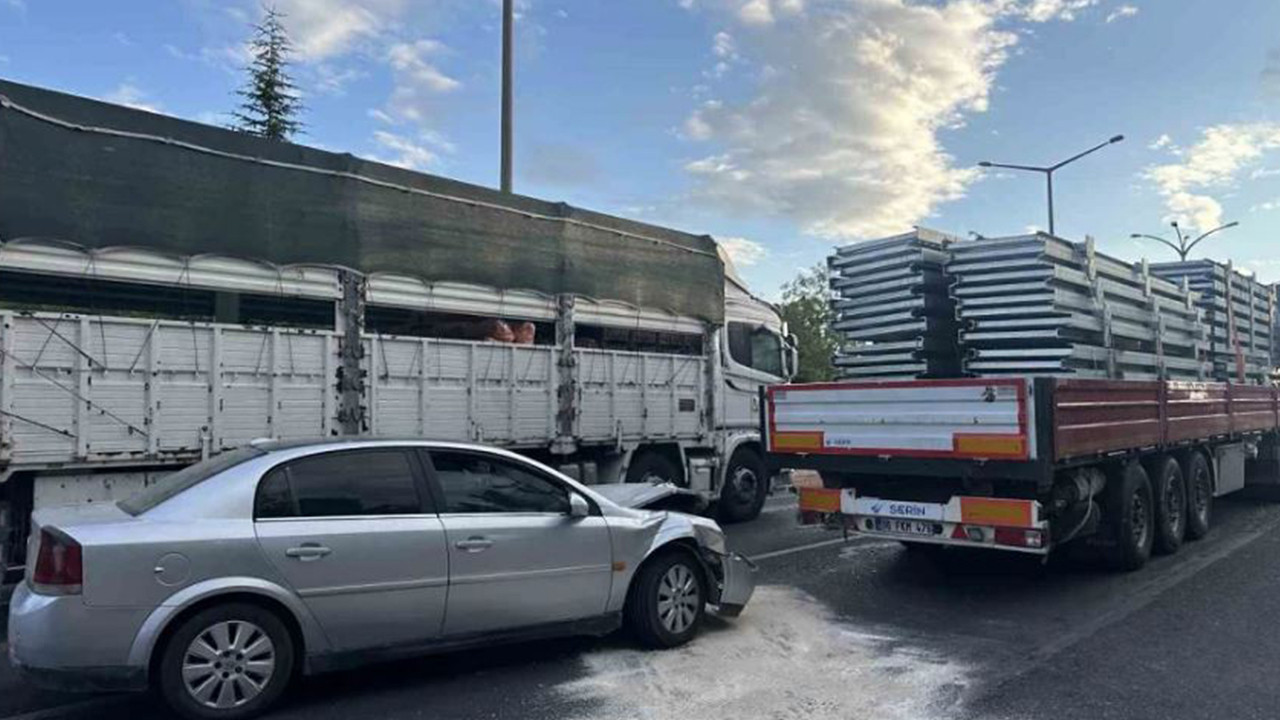 Uşak’ta otomobil tıra arkadan çarptı: 4 yaralı Haber gorseli
